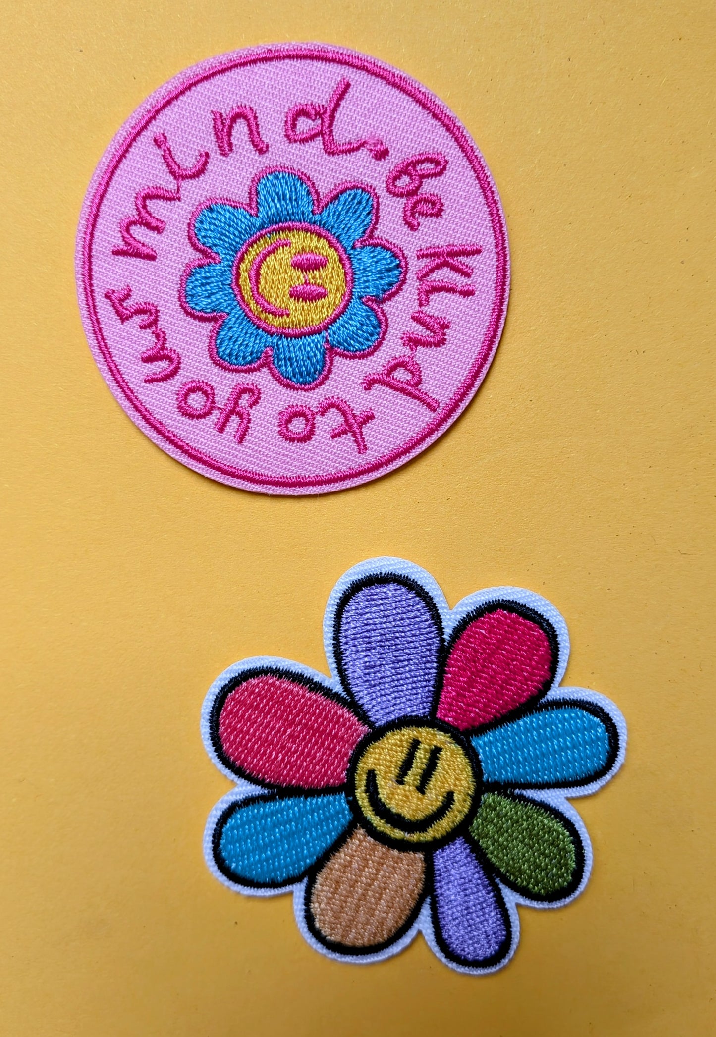 Flower Power Patch – pastel bloemen – happy faces – random limited edition – T is for Teddie – patch voor hoodie sweater tas – Gen Z friendly
