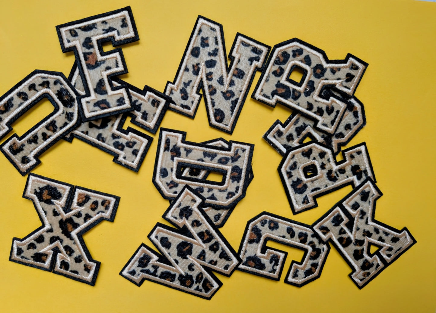 Flat lay van meerdere college letters patches met animal print – mix & match – limited set – T is for Teddie