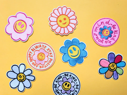 Flower Power Patch – pastel bloemen – happy faces – random limited edition – T is for Teddie – patch voor hoodie sweater tas – Gen Z friendly
