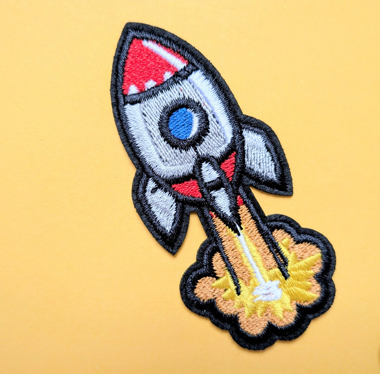 Raketje Patch – rood & zilver  – T is for Teddie – patch voor hoodie sweater tas – Gen Z friendly