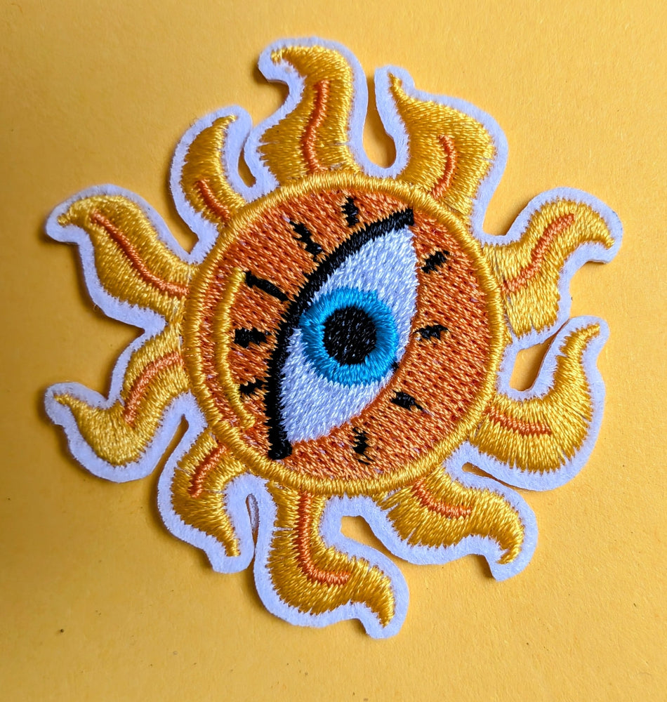 All Eyes On You Patch – kleurrijke oogjes, hartjes, zonnetjes – limited edition – T is for Teddie – patch voor hoodie sweater tas – Gen Z friendly