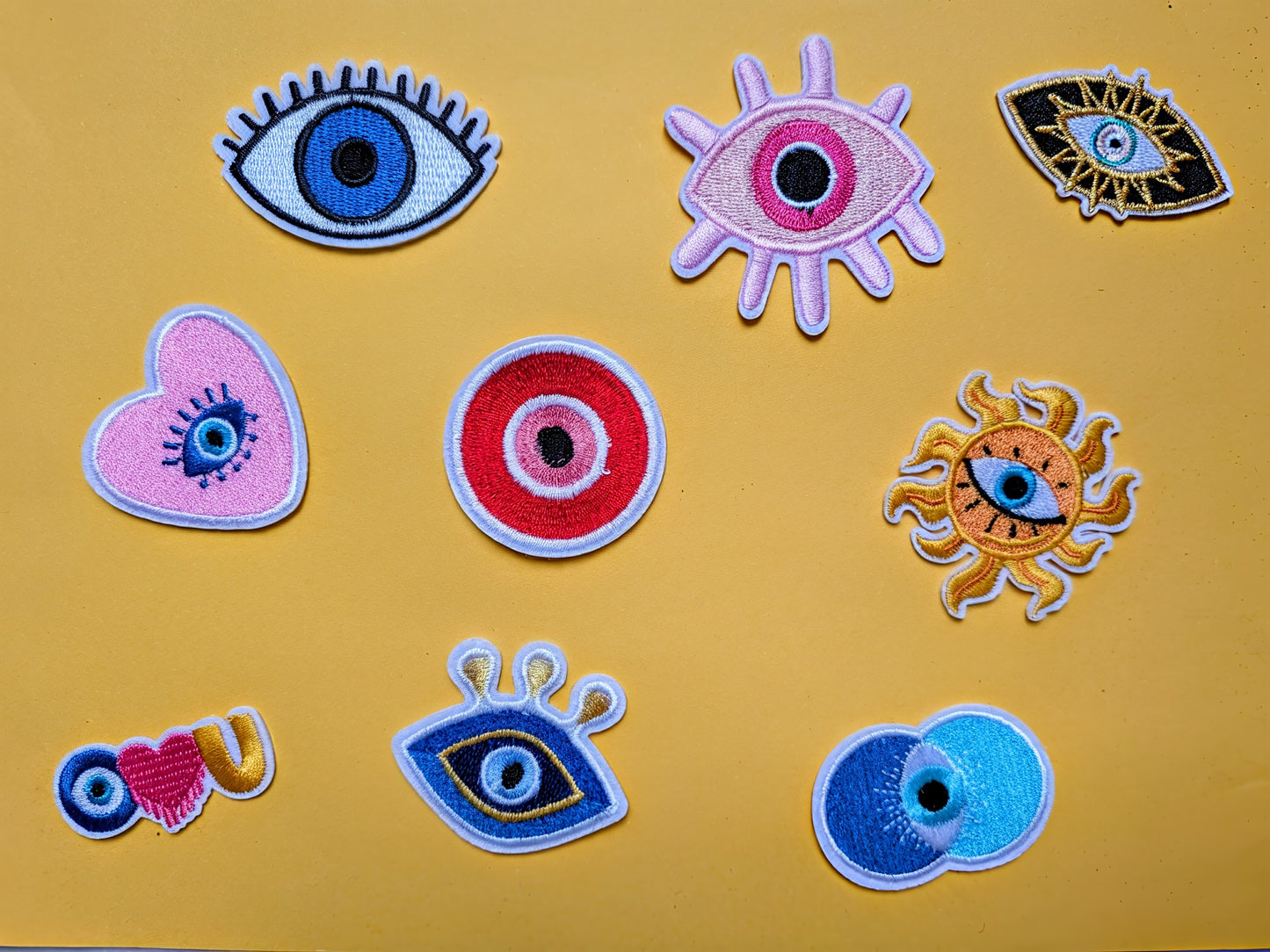 All Eyes On You Patch – kleurrijke oogjes, hartjes, zonnetjes – limited edition – T is for Teddie – patch voor hoodie sweater tas – Gen Z friendly