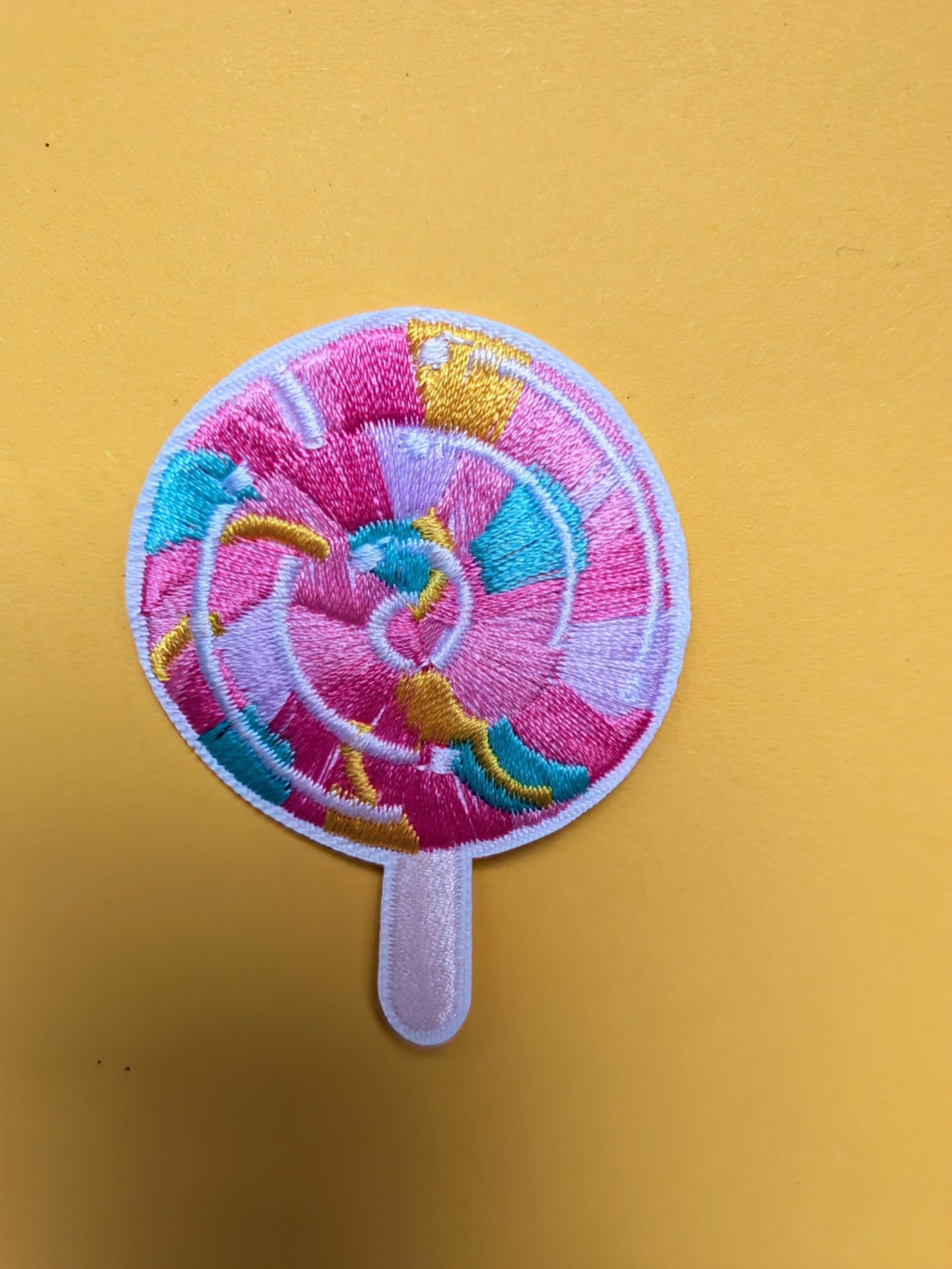 Lollipop patch small – roze groen oranje – limited edition – T is for Teddie – patch voor hoodie sweater tas - close up