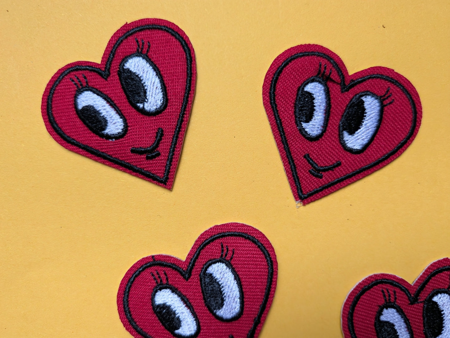 Lovely Hearts patch small – rode hartjes met gezichtjes – limited edition – T is for Teddie