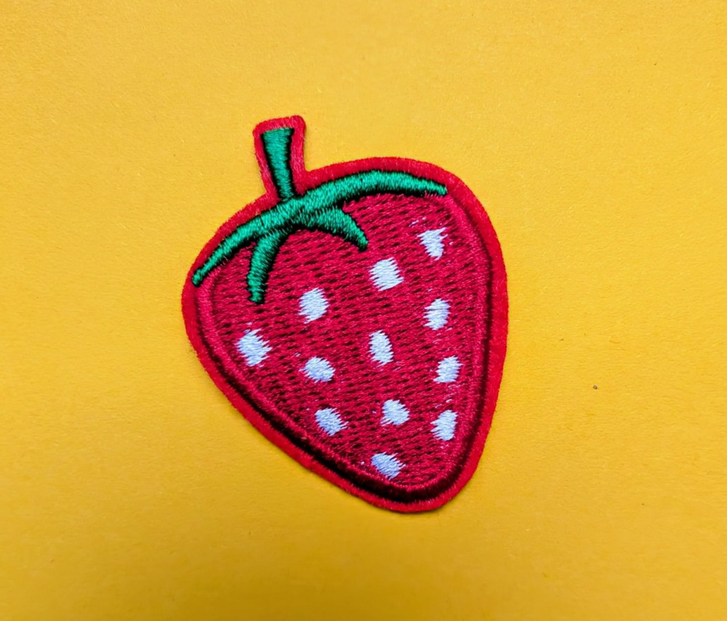 Mini aardbei patch op hoodie – limited edition – T is for Teddie