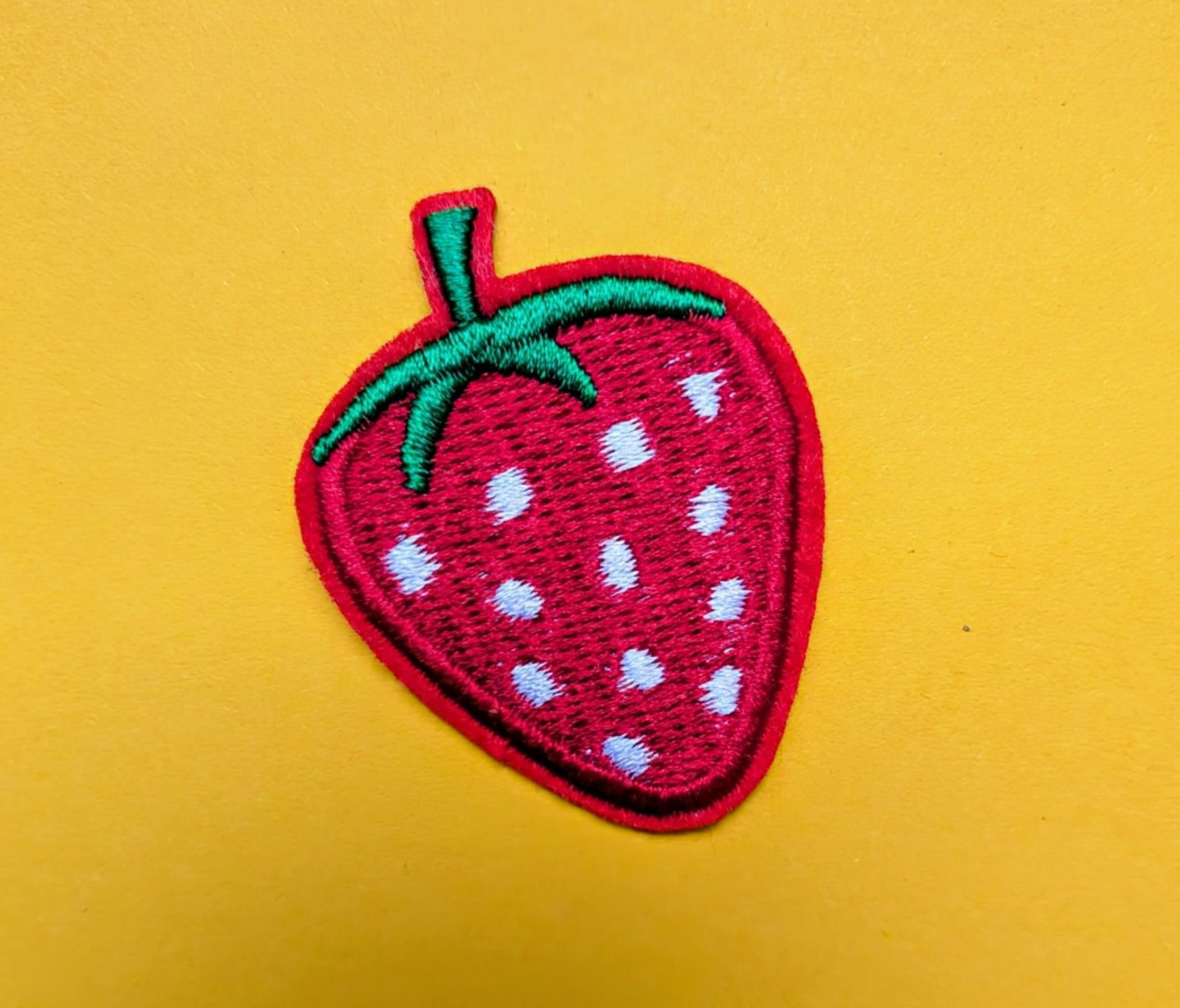 Mini aardbei patch op hoodie – limited edition – T is for Teddie