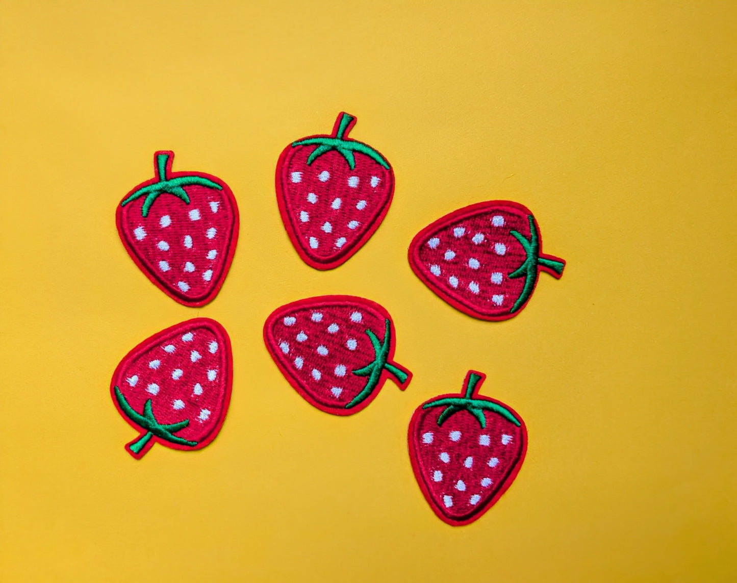 Flat lay van mini aardbei patches – random design – T is for Teddie